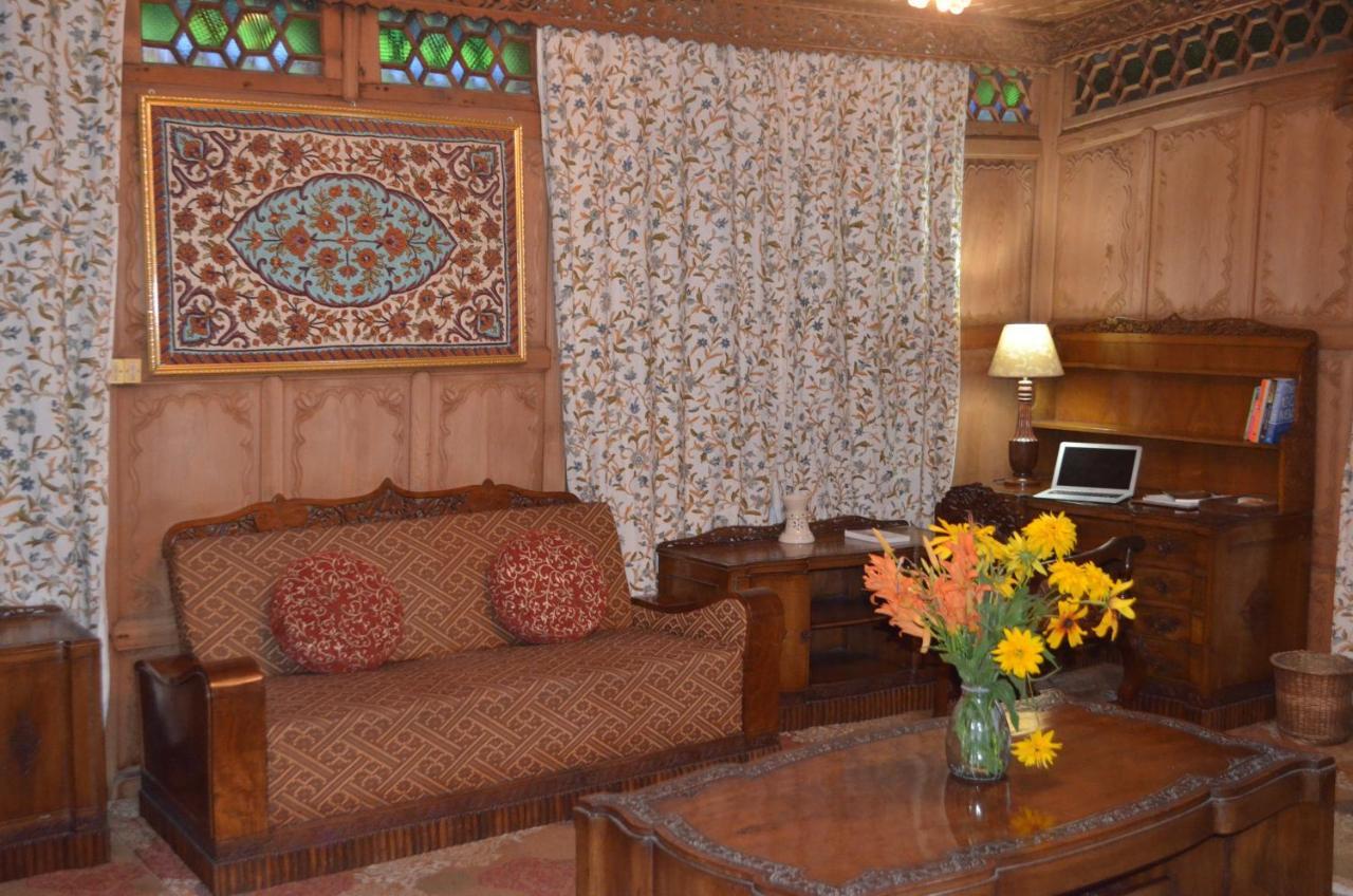 Hotel New Alexandra Houseboats à Srīnagar Extérieur photo