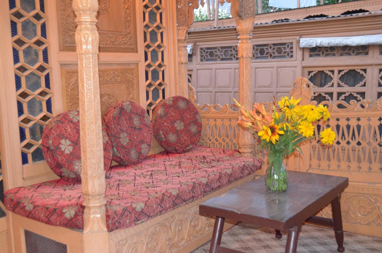 Hotel New Alexandra Houseboats à Srīnagar Extérieur photo