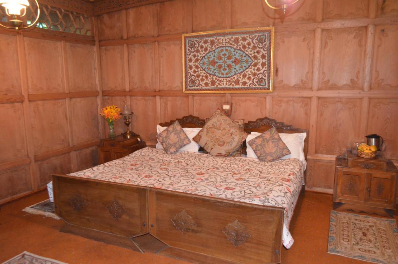 Hotel New Alexandra Houseboats à Srīnagar Extérieur photo