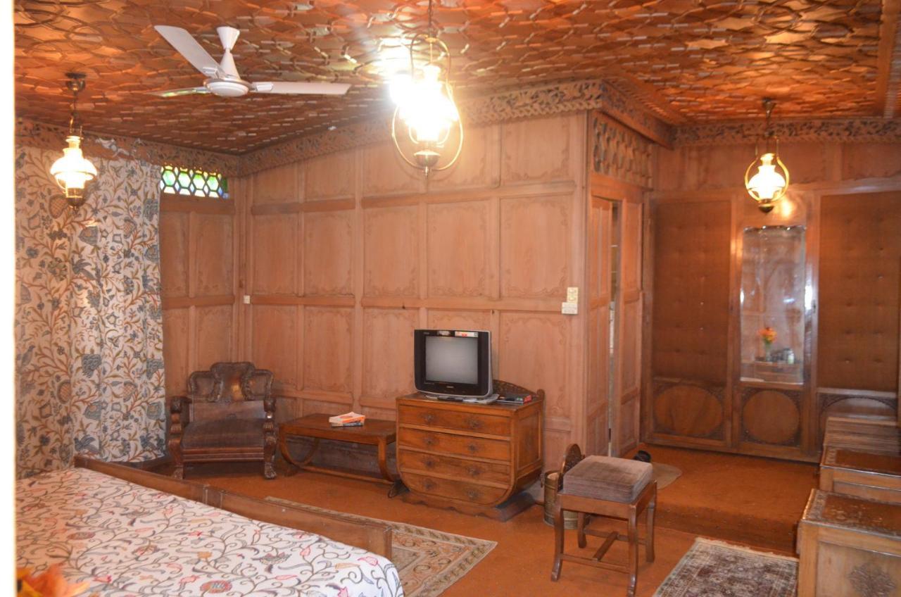 Hotel New Alexandra Houseboats à Srīnagar Extérieur photo
