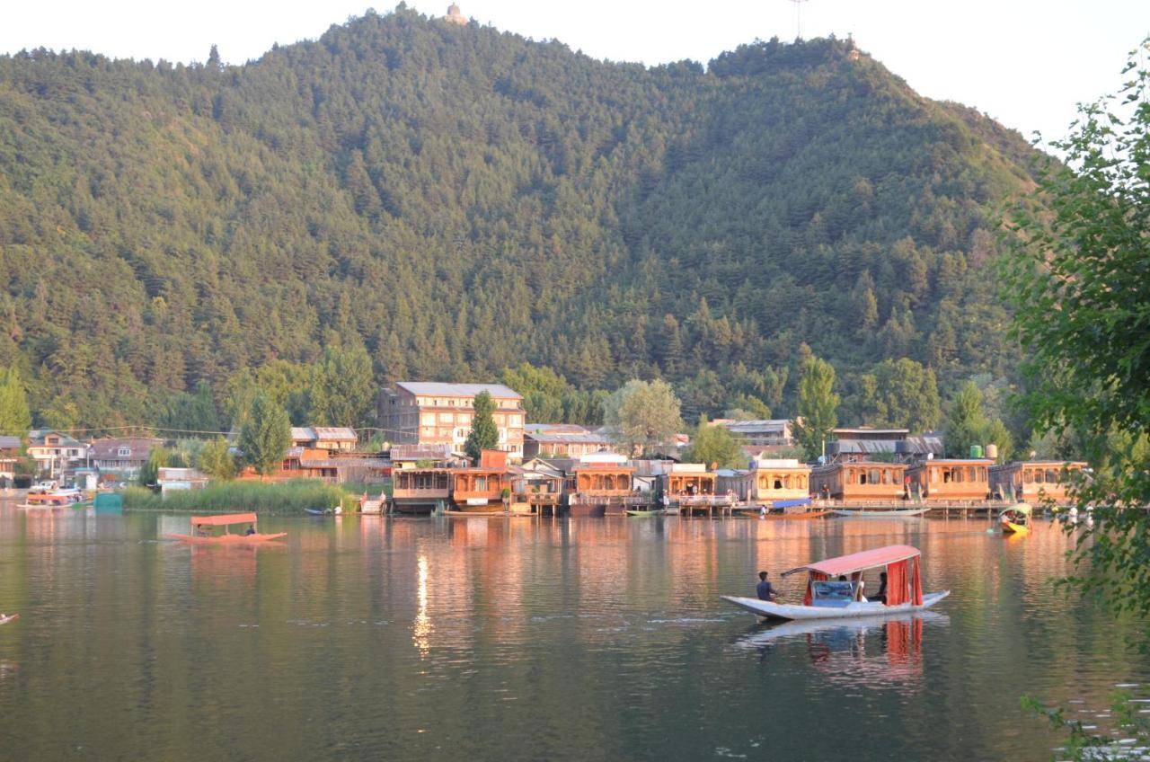 Hotel New Alexandra Houseboats à Srīnagar Extérieur photo